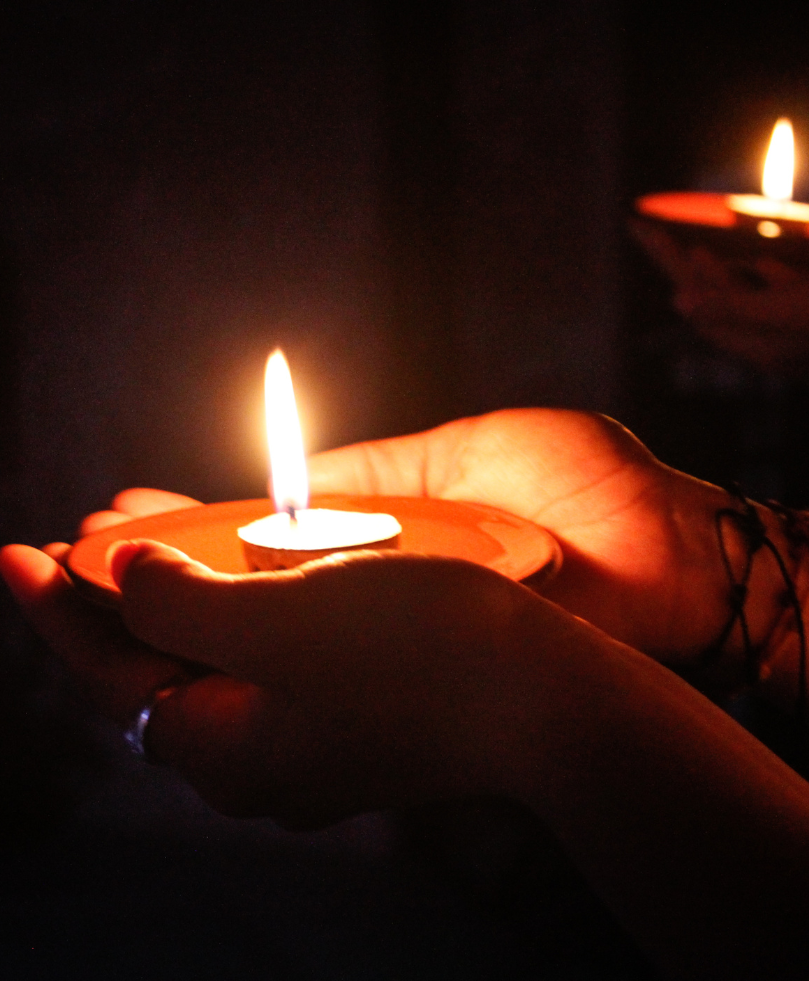 Le nettoyage spirituel des lieux purifie et réharmonise l'énergie de votre maison ou commerce. Libérez votre environnement des charges négatives accumulées pour y instaurer paix, clarté et vitalité.